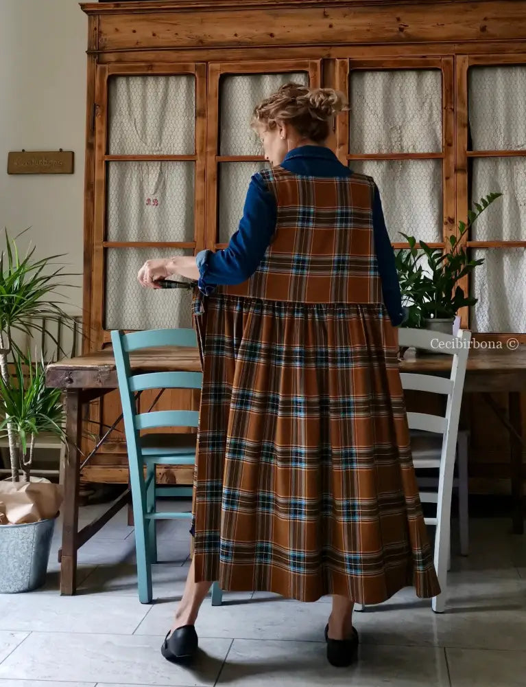Grembiule in lana tartan marrone e azzurro (Ref. 372) grembiule donna tessuti moderni