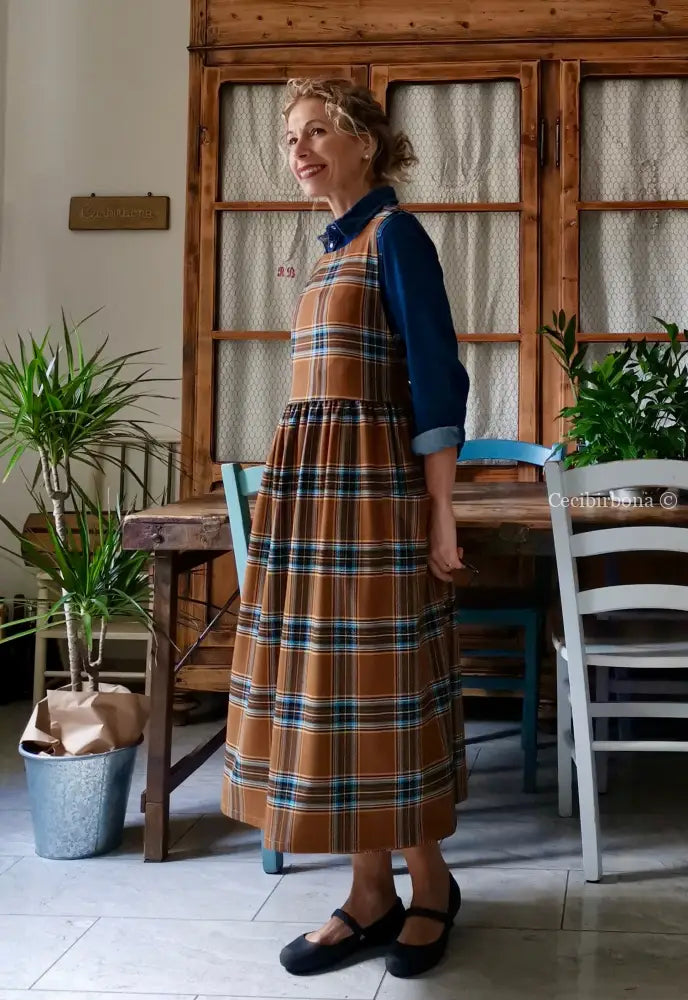 Grembiule in lana tartan marrone e azzurro (Ref. 372) grembiule donna tessuti moderni