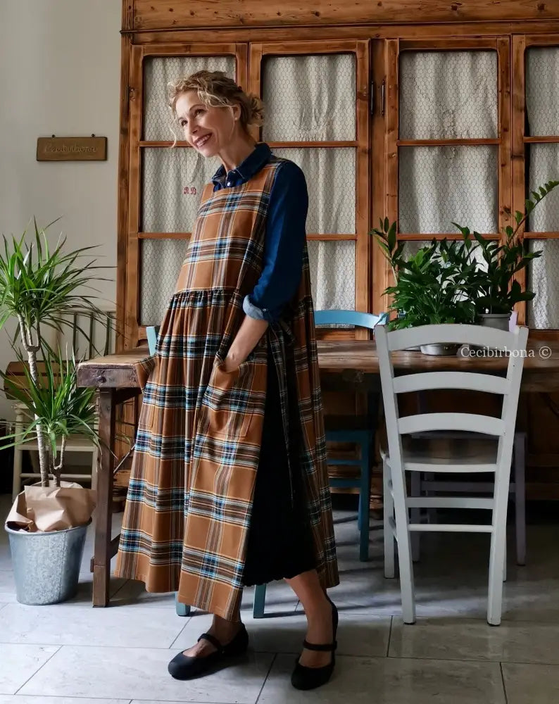 Grembiule in lana tartan marrone e azzurro (Ref. 372) grembiule donna tessuti moderni