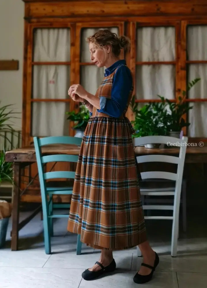 Grembiule in lana tartan marrone e azzurro (Ref. 372) grembiule donna tessuti moderni