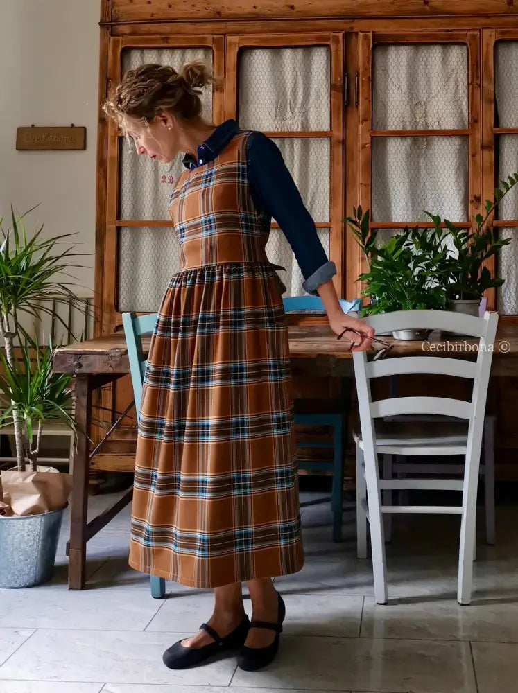 Grembiule in lana tartan marrone e azzurro (Ref. 372) grembiule donna tessuti moderni