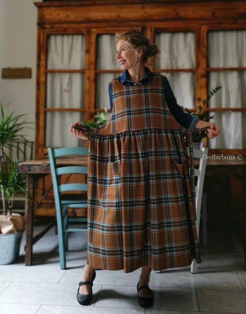 Grembiule in lana tartan marrone e azzurro (Ref. 372) grembiule donna tessuti moderni
