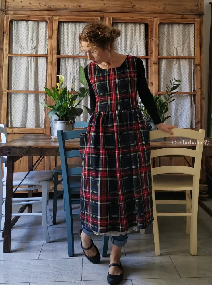Grembiule in lana tartan nero e rosso (Ref. 48) grembiule donna tessuti moderni