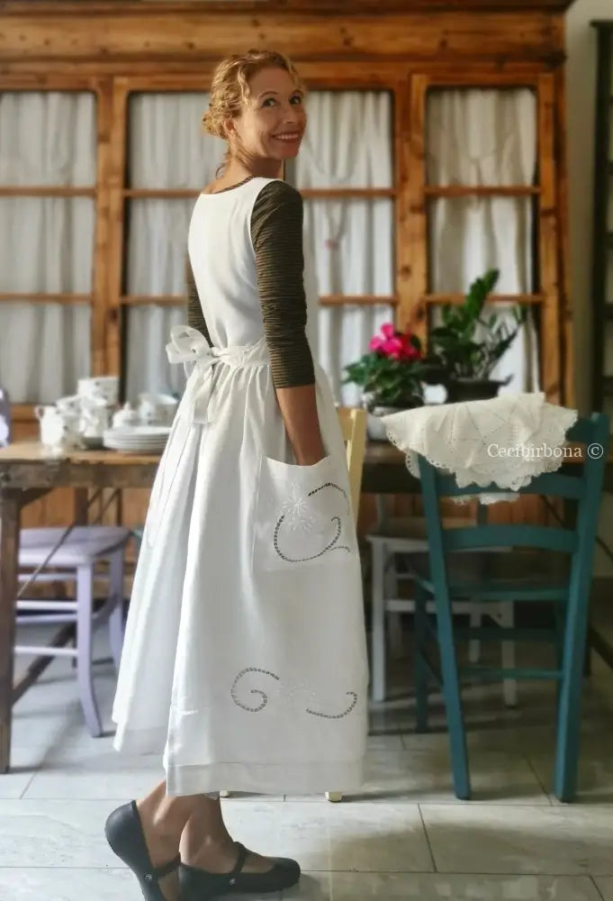 Grembiule in lino antico con monogramma B e ricamo ad intaglio (Ref. 10) grembiule donna in tessuto antico