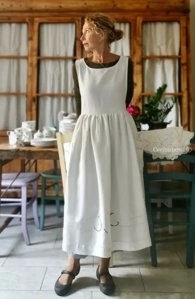 Grembiule in lino antico con monogramma B e ricamo ad intaglio (Ref. 10) grembiule donna in tessuto antico