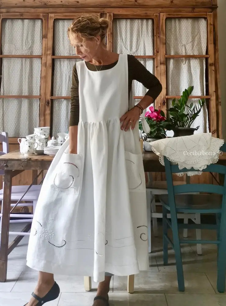 Grembiule in lino antico con monogramma B e ricamo ad intaglio (Ref. 10) grembiule donna in tessuto antico