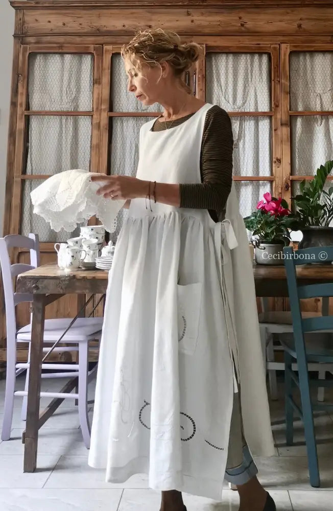 Grembiule in lino antico con monogramma B e ricamo ad intaglio (Ref. 10) grembiule donna in tessuto antico