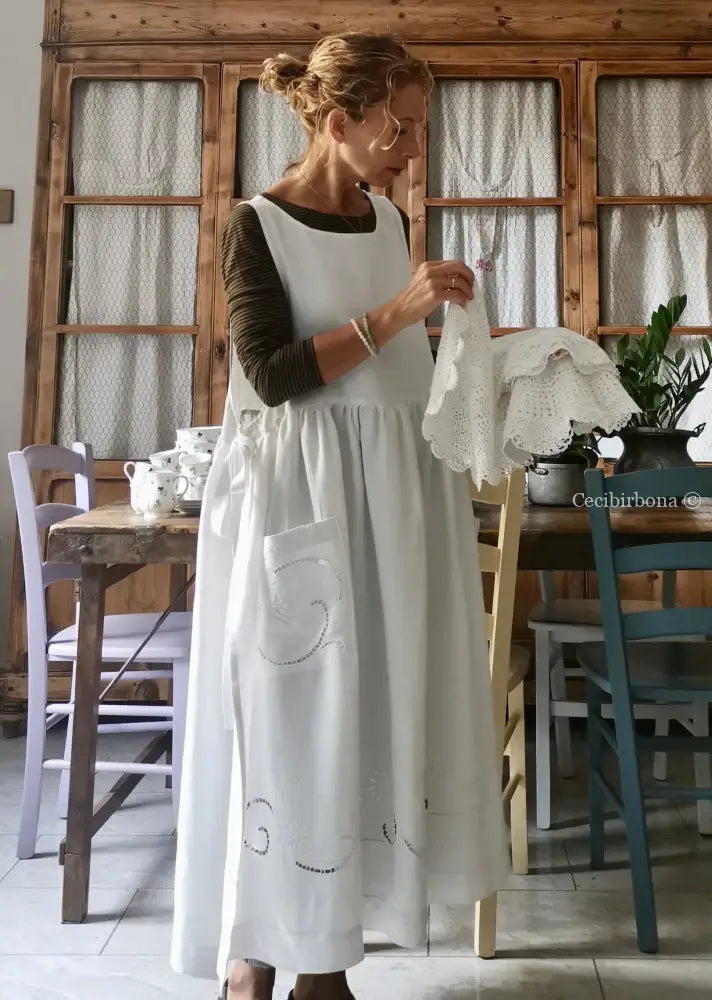 Grembiule in lino antico con monogramma B e ricamo ad intaglio (Ref. 10) grembiule donna in tessuto antico