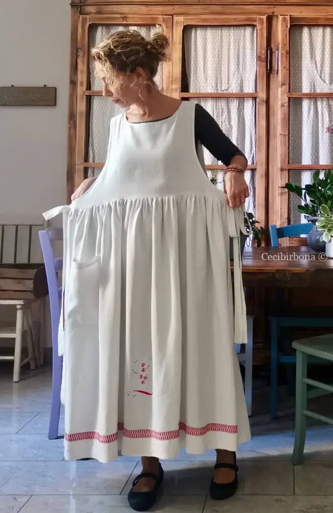 Grembiule in lino antico con monogramma L in rosso (Ref. 144) grembiule donna in tessuto antico