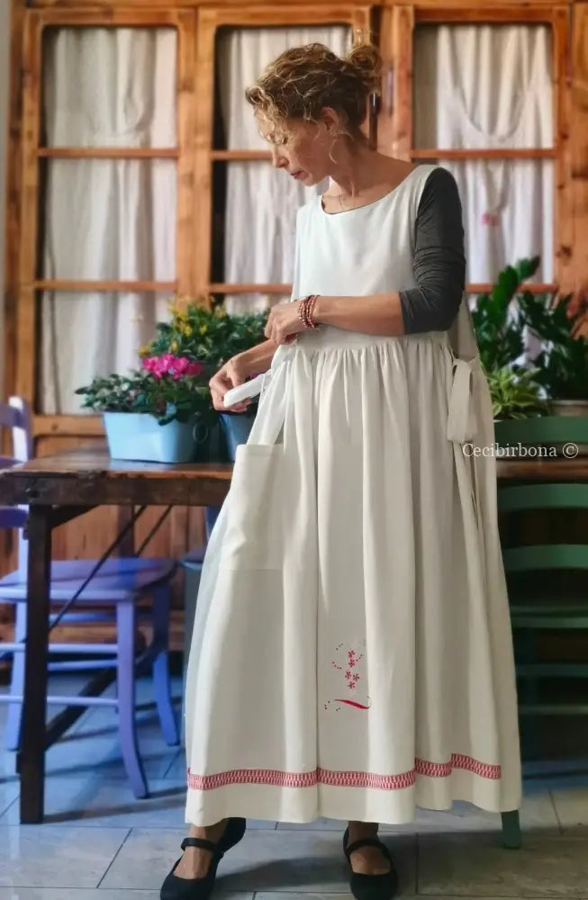 Grembiule in lino antico con monogramma L in rosso (Ref. 144) grembiule donna in tessuto antico