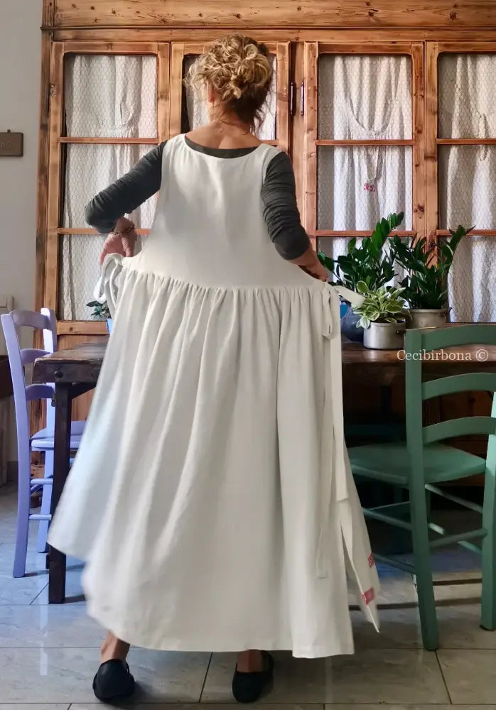 Grembiule in lino antico con monogramma L in rosso (Ref. 144) grembiule donna in tessuto antico