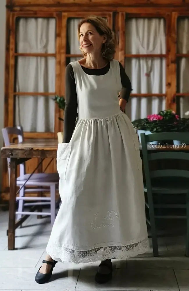 Grembiule in lino antico con monogramma LF e pizzo (Ref. 155) grembiule donna in tessuto antico