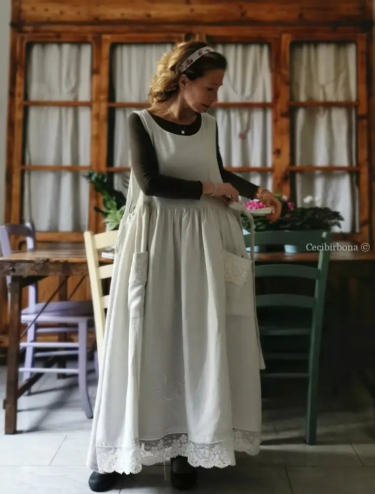 Grembiule in lino antico con monogramma LF e pizzo (Ref. 155) grembiule donna in tessuto antico