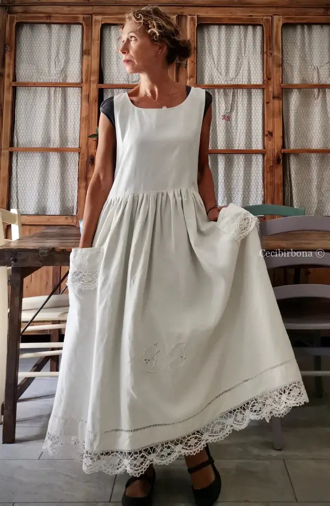Grembiule in lino antico con pizzo e monogramma grembiule donna antico