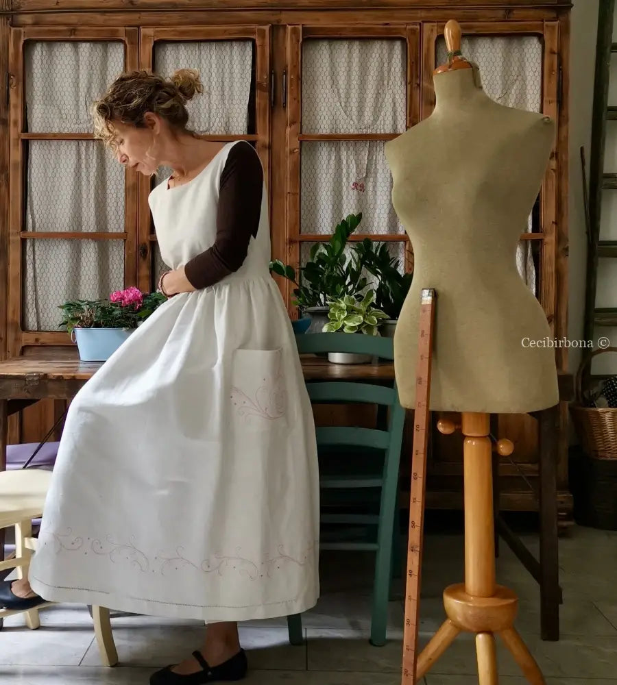 Grembiule in lino antico con ricamo in rosa (Ref. 92) grembiule donna tessuti antichi