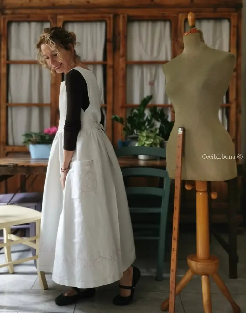 Grembiule in lino antico con ricamo in rosa (Ref. 92) grembiule donna tessuti antichi