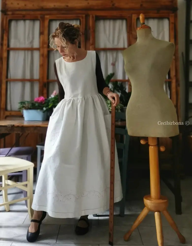 Grembiule in lino antico con ricamo in rosa (Ref. 92) grembiule donna tessuti antichi