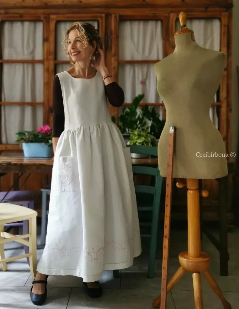 Grembiule in lino antico con ricamo in rosa (Ref. 92) grembiule donna tessuti antichi