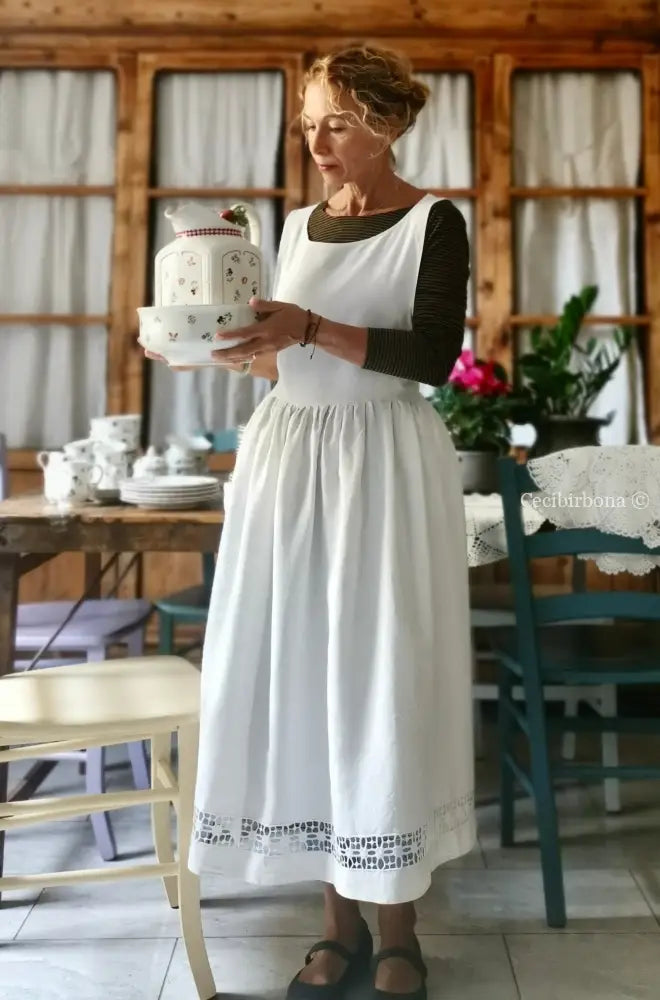 Grembiule in lino antico con sfilatura alta e monogramma ricamato grembiule donna antico