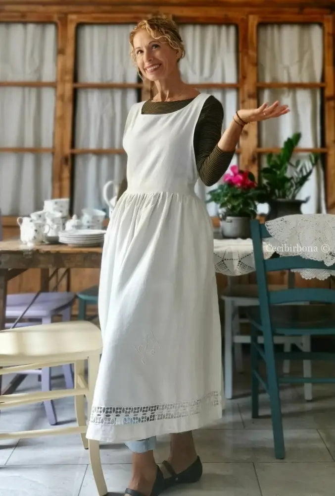 Grembiule in lino antico con sfilatura alta e monogramma ricamato grembiule donna antico