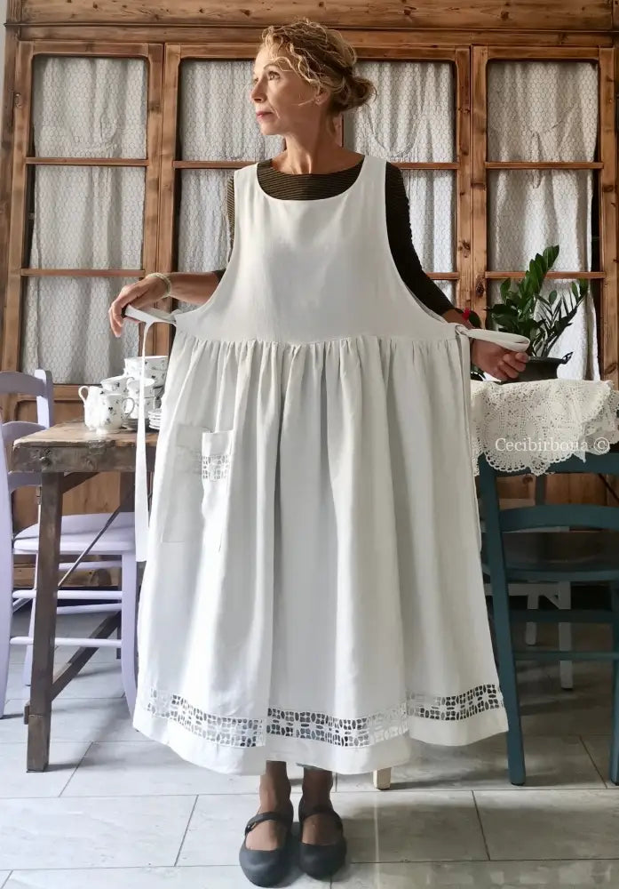 Grembiule in lino antico con sfilatura alta e monogramma ricamato grembiule donna antico