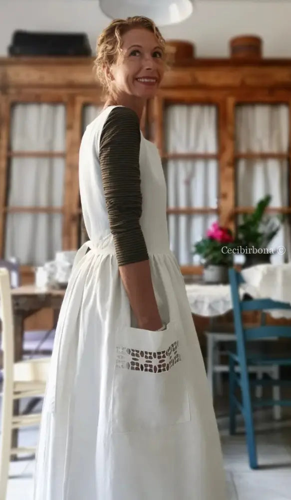 Grembiule in lino antico con sfilatura alta e monogramma ricamato grembiule donna antico