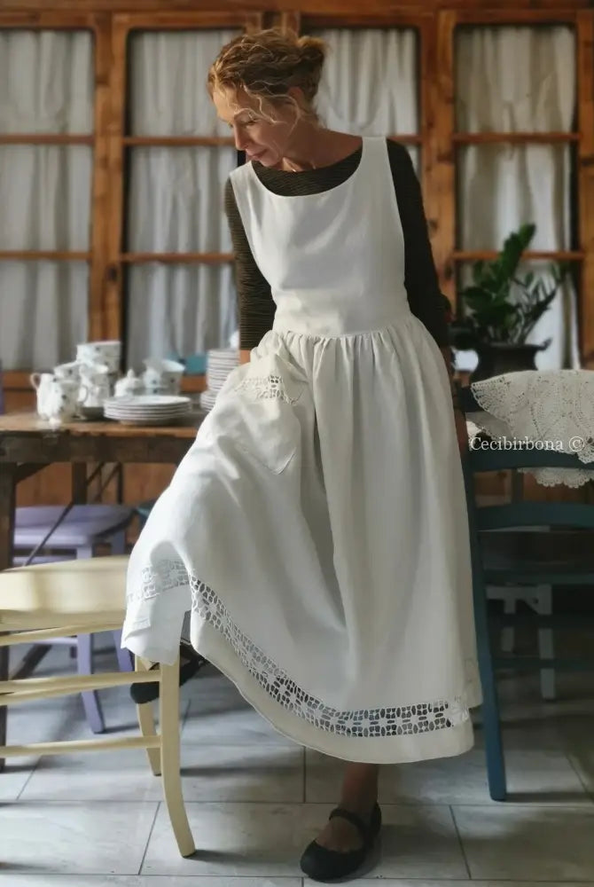 Grembiule in lino antico con sfilatura alta e monogramma ricamato grembiule donna antico