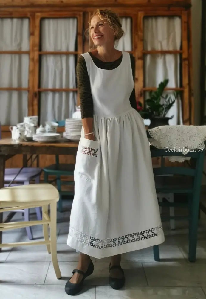 Grembiule in lino antico con sfilatura alta e monogramma ricamato grembiule donna antico