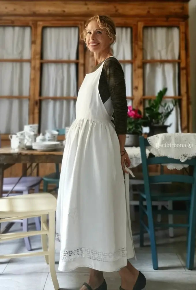 Grembiule in lino antico con sfilatura alta e monogramma ricamato grembiule donna antico