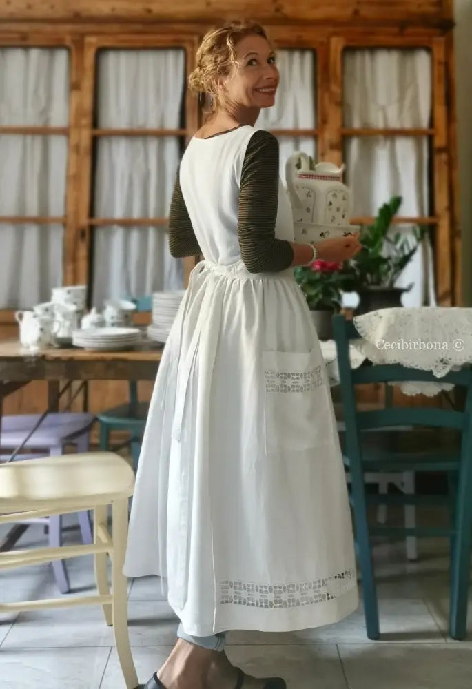 Grembiule in lino antico con sfilatura alta e monogramma ricamato grembiule donna antico