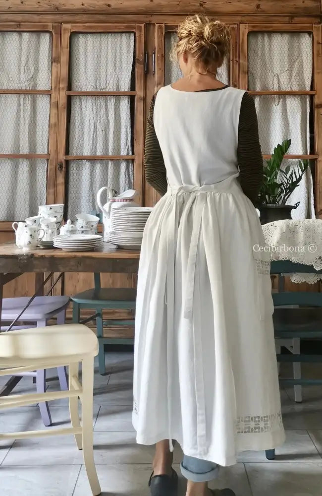 Grembiule in lino antico con sfilatura alta e monogramma ricamato grembiule donna antico