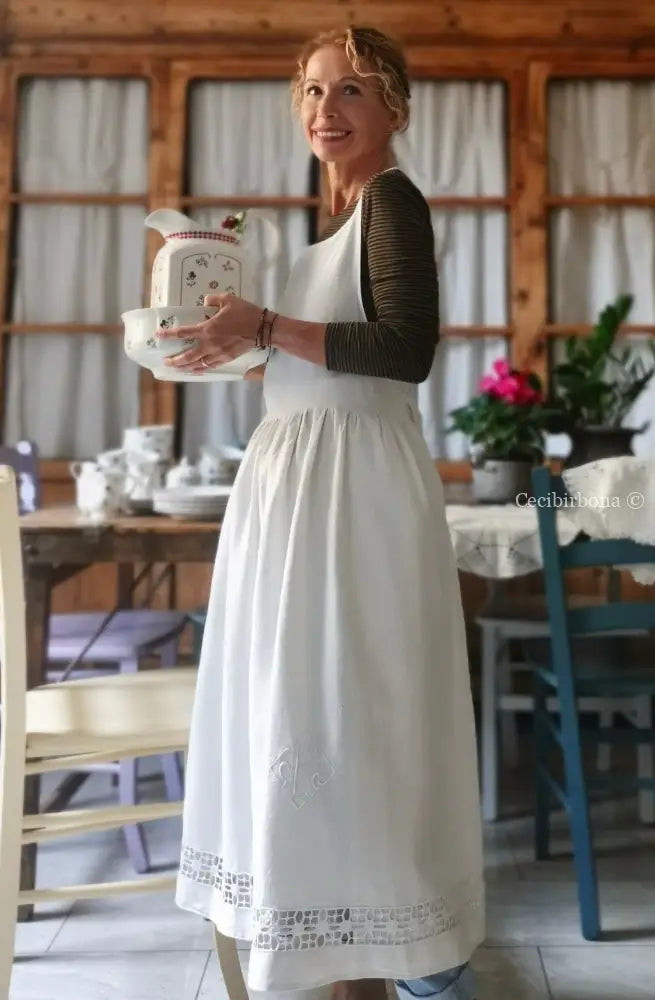 Grembiule in lino antico con sfilatura alta e monogramma ricamato grembiule donna antico