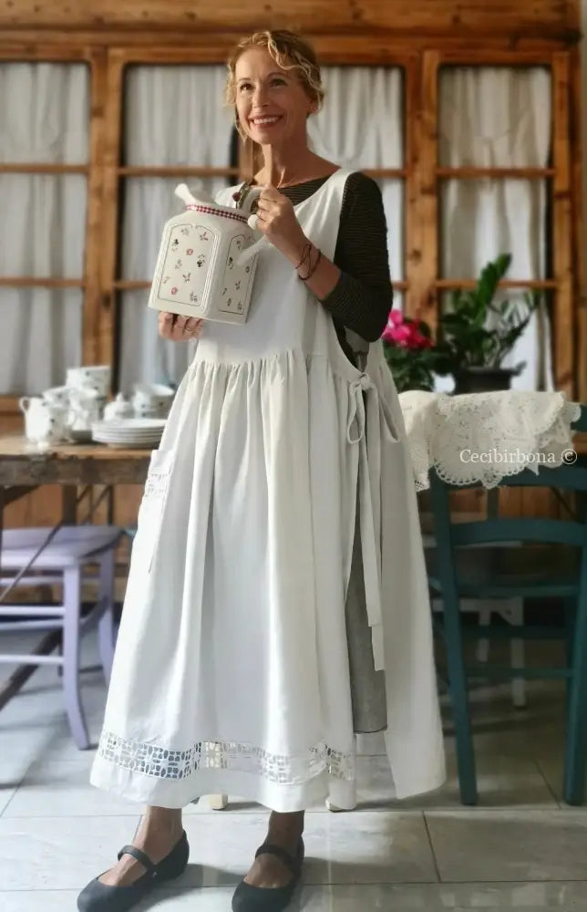 Grembiule in lino antico con sfilatura alta e monogramma ricamato grembiule donna antico