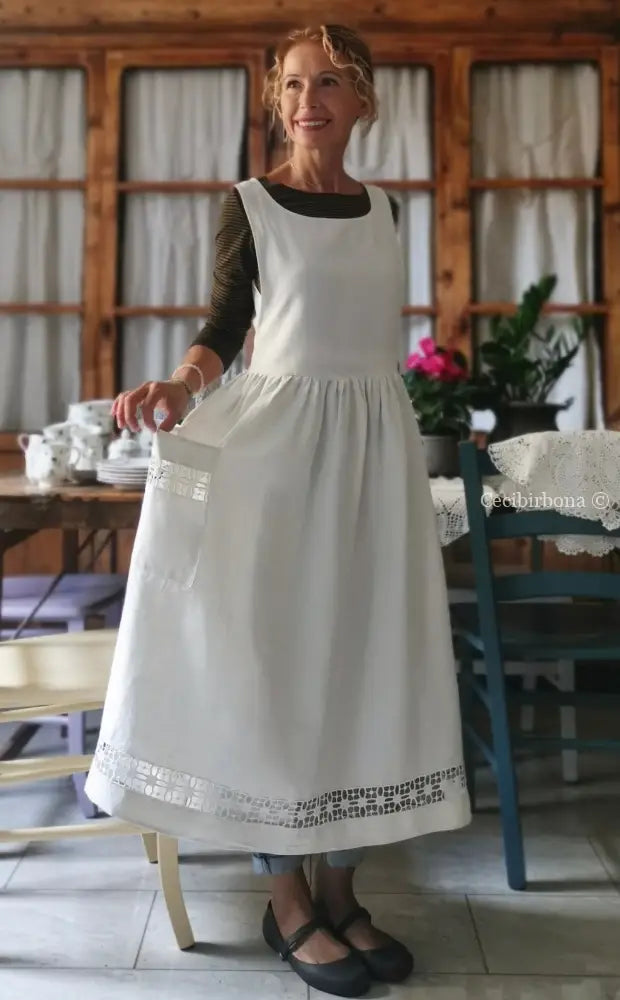 Grembiule in lino antico con sfilatura alta e monogramma ricamato grembiule donna antico