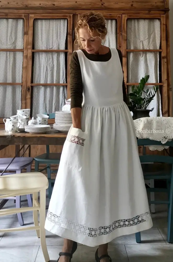 Grembiule in lino antico con sfilatura alta e monogramma ricamato grembiule donna antico