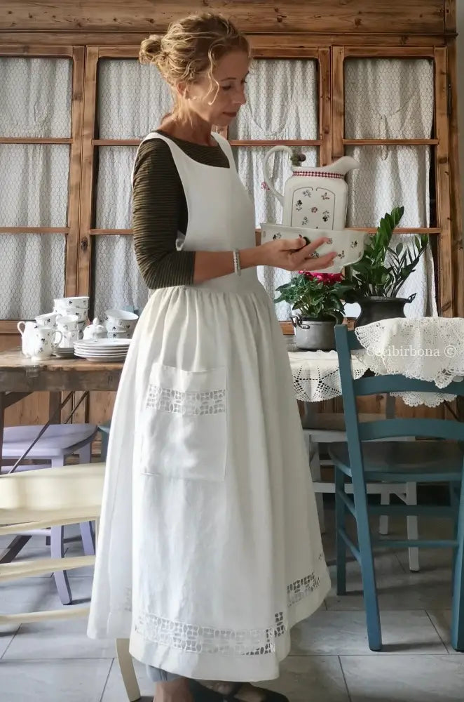 Grembiule in lino antico con sfilatura alta e monogramma ricamato grembiule donna antico