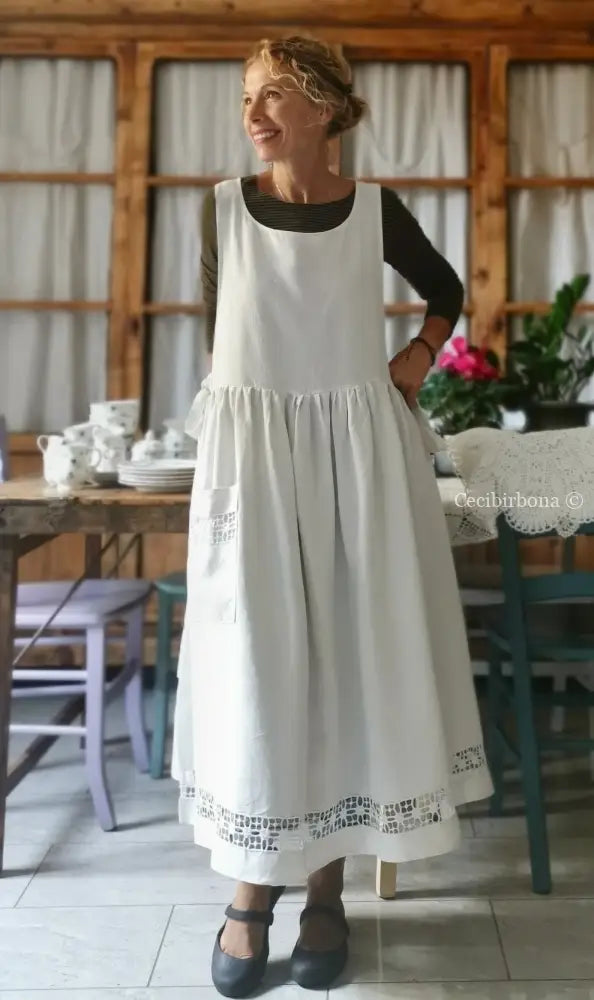 Grembiule in lino antico con sfilatura alta e monogramma ricamato grembiule donna antico