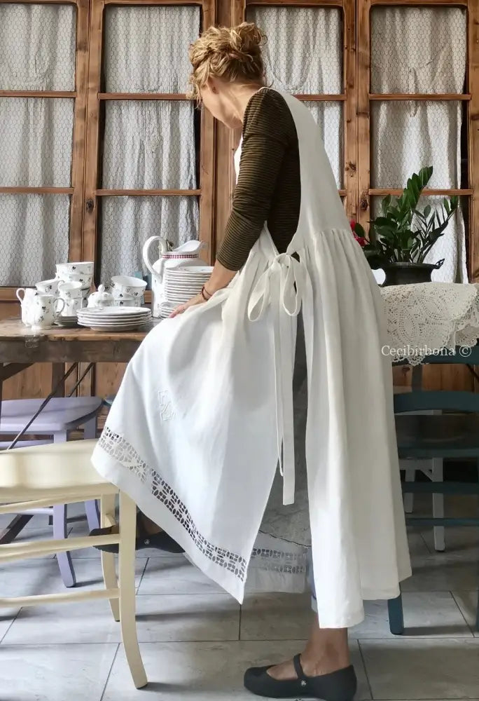 Grembiule in lino antico con sfilatura alta e monogramma ricamato grembiule donna antico