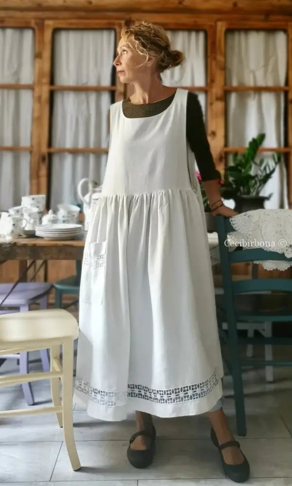 Grembiule in lino antico con sfilatura alta e monogramma ricamato grembiule donna antico