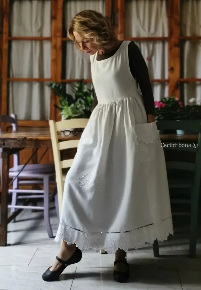 Grembiule in lino antico ricamato con monogramma DD e smerlo (Ref. 146) grembiule donna in tessuto antico