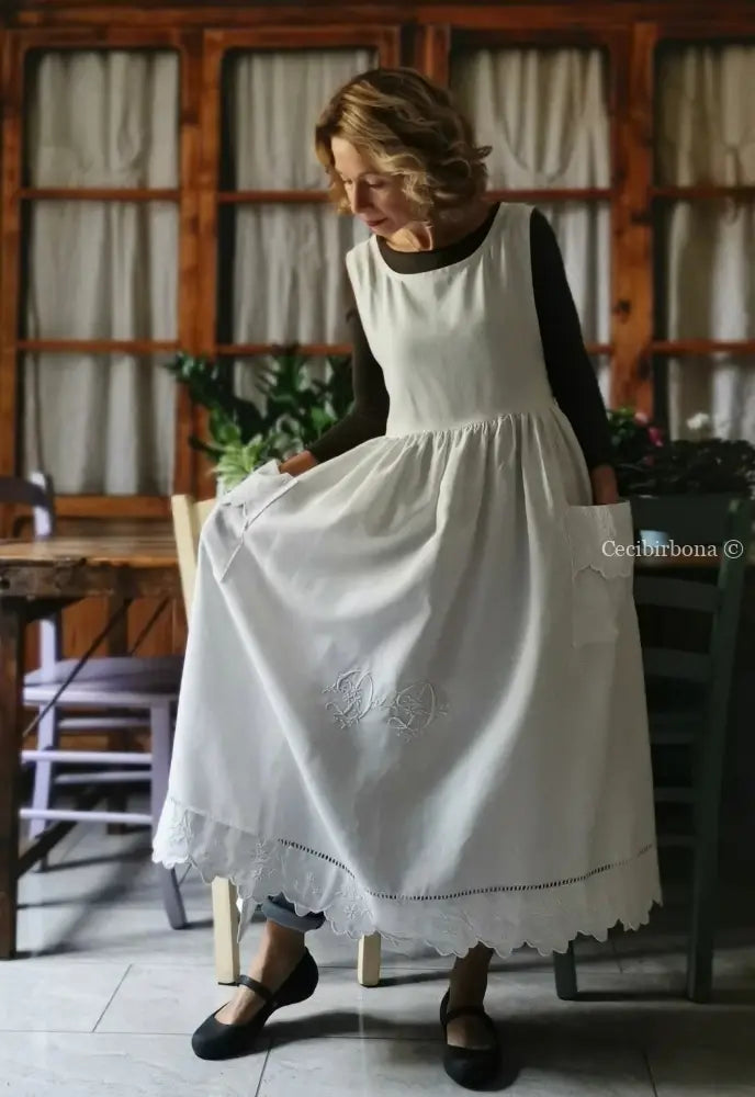 Grembiule in lino antico ricamato con monogramma DD e smerlo (Ref. 146) grembiule donna in tessuto antico