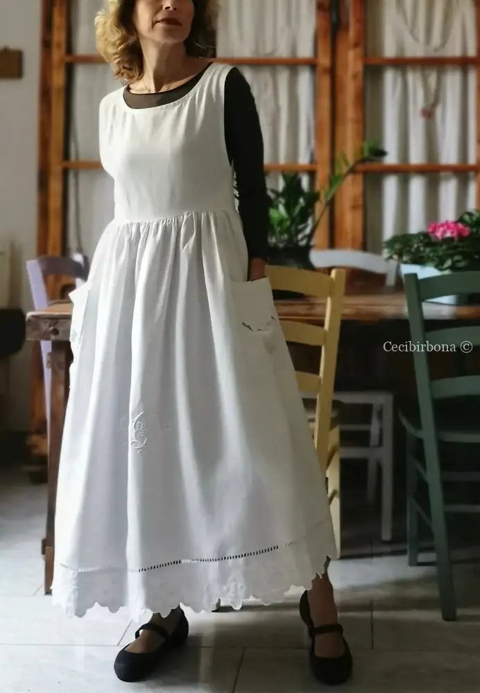 Grembiule in lino antico ricamato con monogramma DD e smerlo (Ref. 146) grembiule donna in tessuto antico