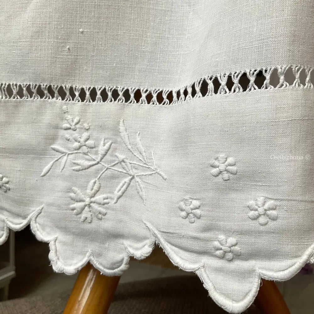 Grembiule in lino antico ricamato con monogramma DD e smerlo (Ref. 146) grembiule donna in tessuto antico