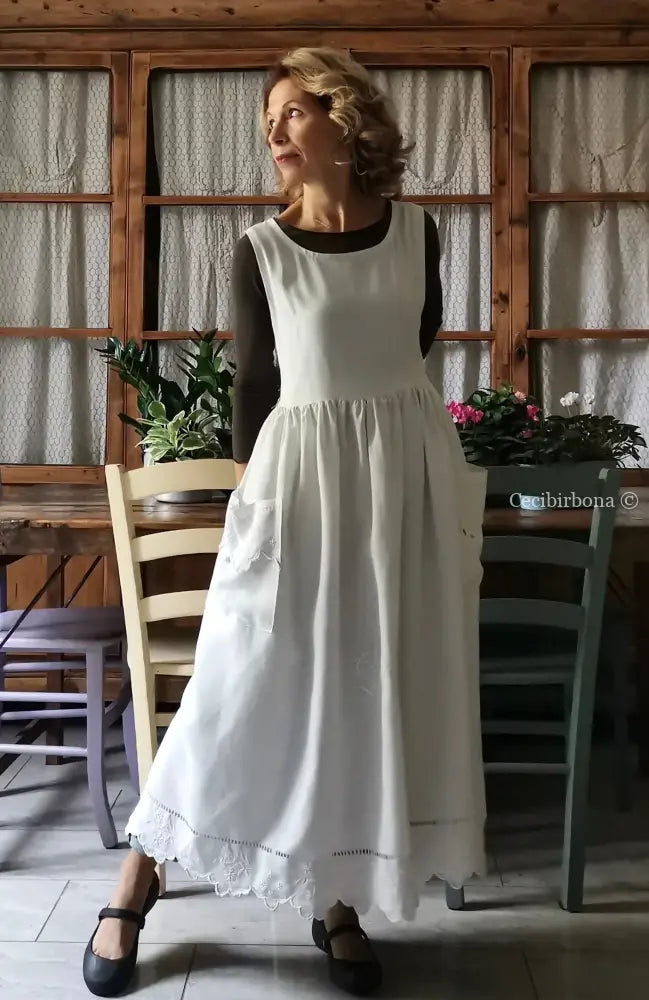 Grembiule in lino antico ricamato con monogramma DD e smerlo (Ref. 146) grembiule donna in tessuto antico