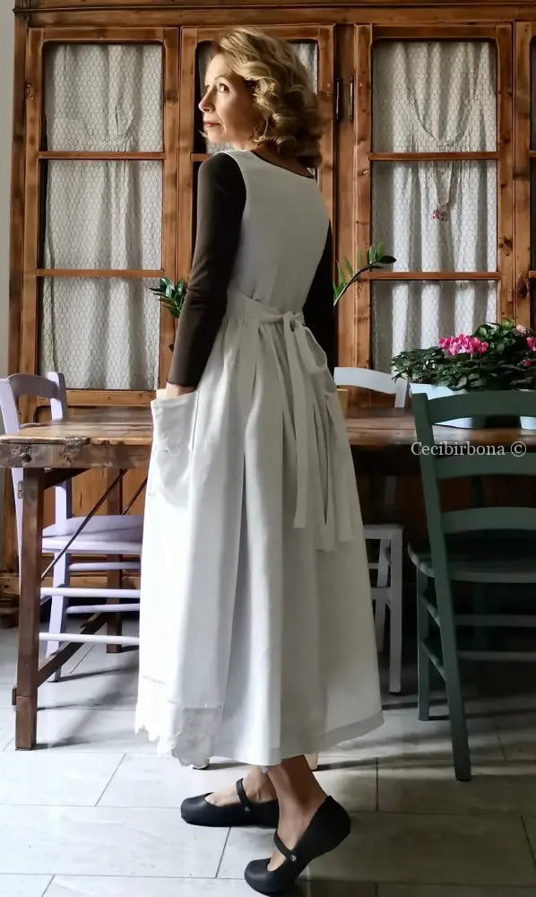 Grembiule in lino antico ricamato con monogramma DD e smerlo (Ref. 146) grembiule donna in tessuto antico