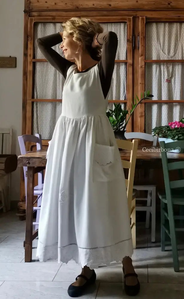 Grembiule in lino antico ricamato con monogramma DD e smerlo (Ref. 146) grembiule donna in tessuto antico