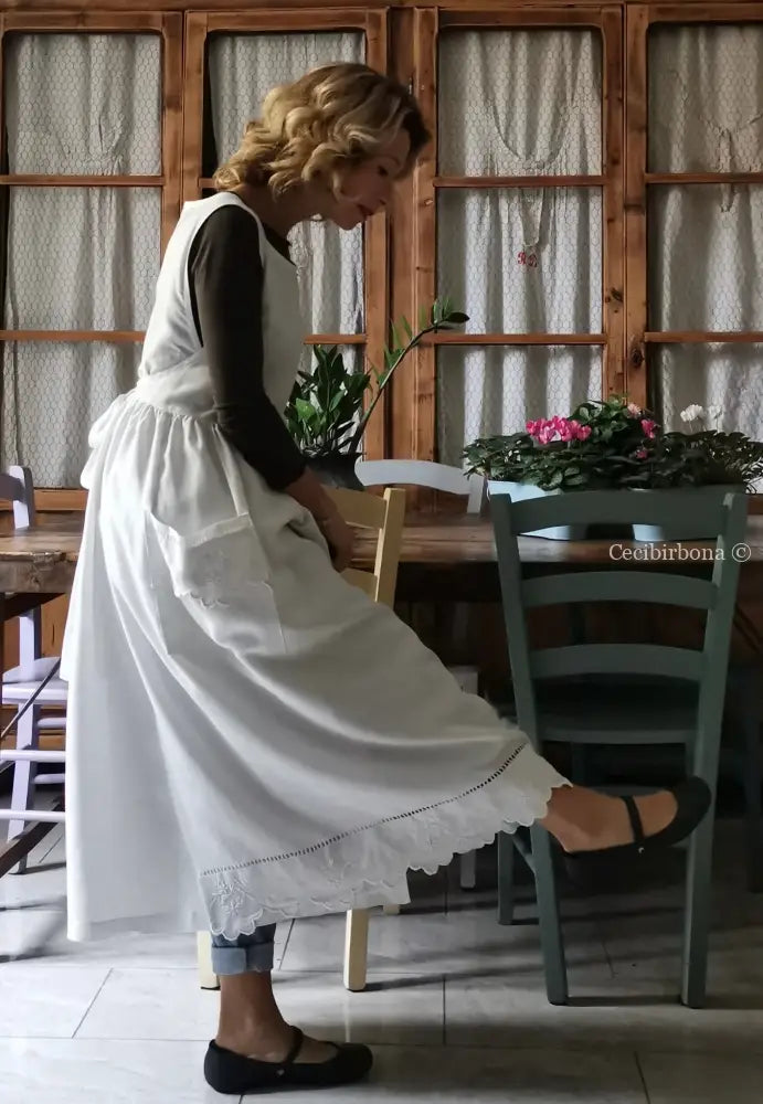 Grembiule in lino antico ricamato con monogramma DD e smerlo (Ref. 146) grembiule donna in tessuto antico