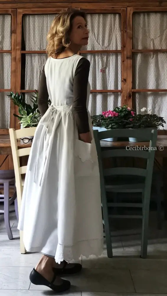 Grembiule in lino antico ricamato con monogramma DD e smerlo (Ref. 146) grembiule donna in tessuto antico