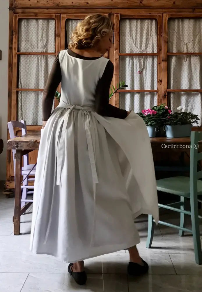 Grembiule in lino con monogramma EM ad intaglio (Ref. 148) grembiule donna in tessuto antico