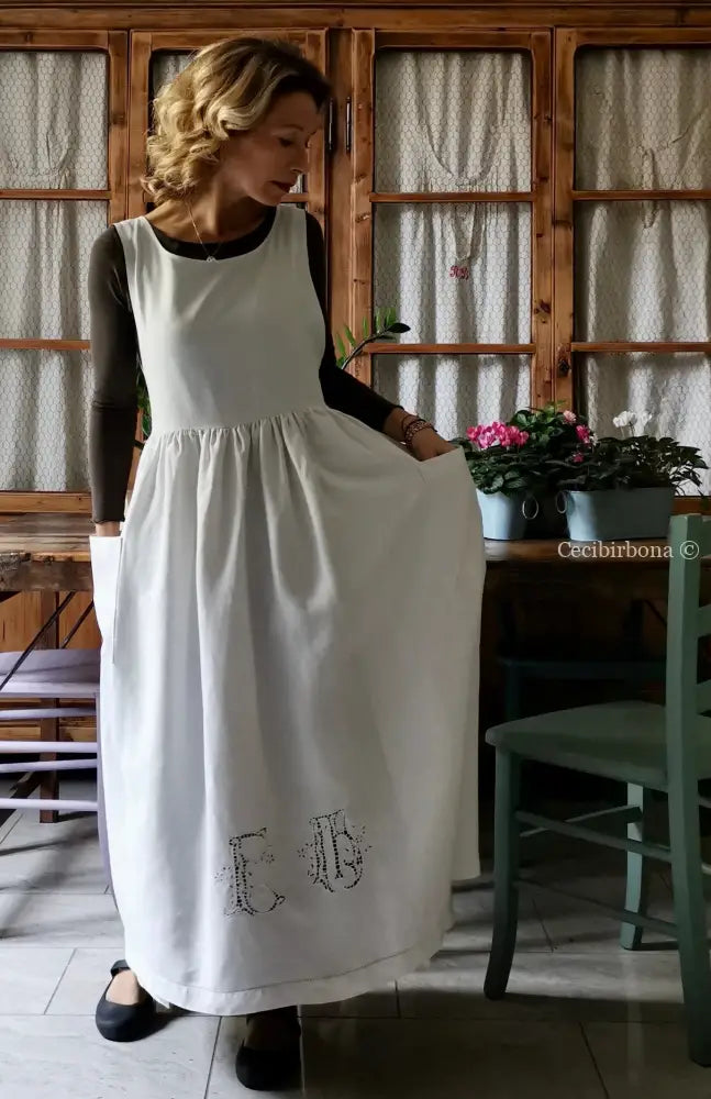 Grembiule in lino con monogramma EM ad intaglio (Ref. 148) grembiule donna in tessuto antico